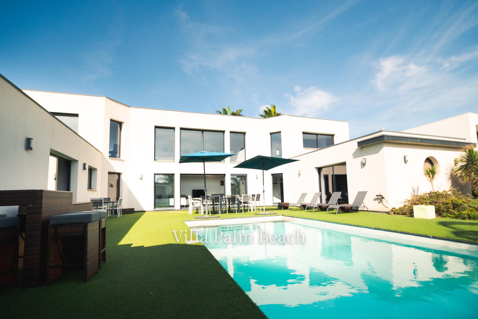 La piscine chauffée et sa terrasse de 200 m², transats et parasols